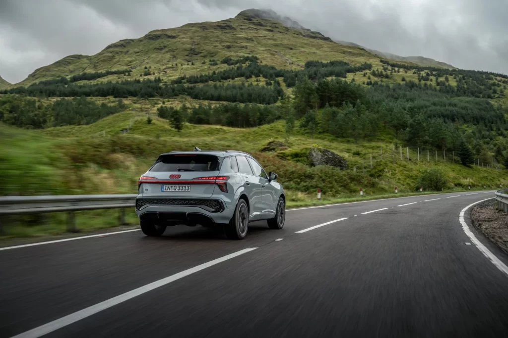 Audi Q3 TDI arrowgrey SG43084 Motor16