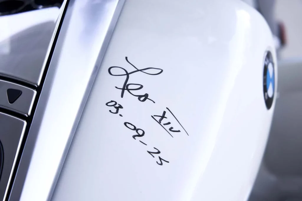 Subastada por 130.000 euros la BMW R18 Transcontinental firmada por el Papa León XIV 3 Motor16 BMW R 18 Transcontinenta papa Leon XIV10 Motor16