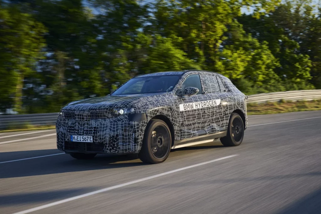 El BMW iX5 Hydrogen es la propuesta del grupo alemán que permitirá ofrecer, por primera vez en un mismo vehículo, motores eléctricos de batería, híbridos enchufables, alimentados por gasolina, diésel y eléctricos mediante pila de hidrógeno.