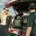 Hoy es el Día internacional del café y Bentley presenta un Bentayga convertido en una lujosa cafetería sobre ruedas