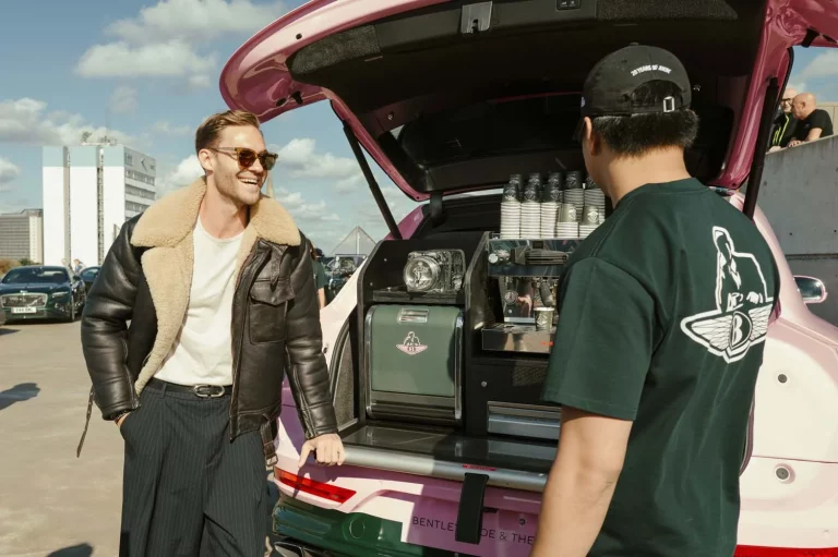 Hoy es el Día internacional del café y Bentley presenta un Bentayga convertido en una lujosa cafetería sobre ruedas