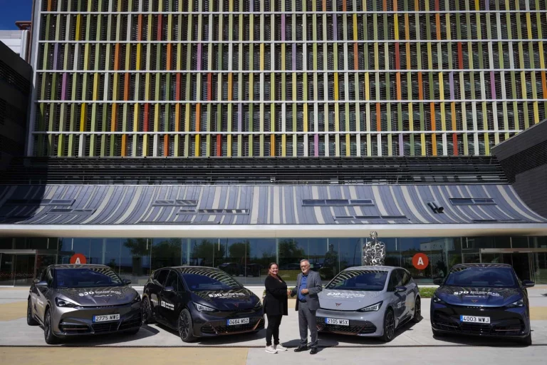 El Hospital Sant Joan de Déu recibe 4 Cupra eléctricos para mejorar la atención pediátrica domiciliaria