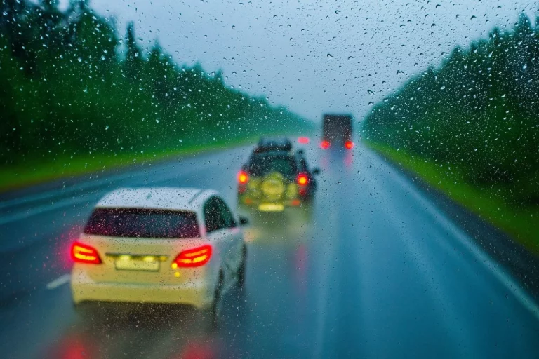 Conducir con lluvia: consejos de la DGT para evitar accidentes