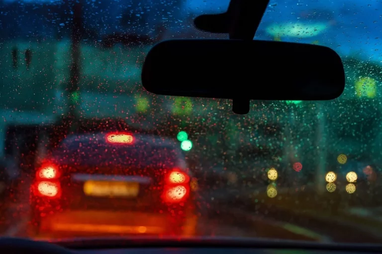 Guardia Civil de Tráfico: los 5 errores que nunca debes cometer al conducir bajo la lluvia