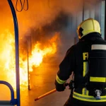Bomberos revelan en vídeo por qué nunca debes entrar al metro o bus con patinete eléctrico: el riesgo que nadie imagina