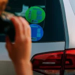 Las etiquetas medioambientales de la DGT en el punto de mira de los ecologistas: ‘Regalan las ECO y las Cero a coches que contaminan’