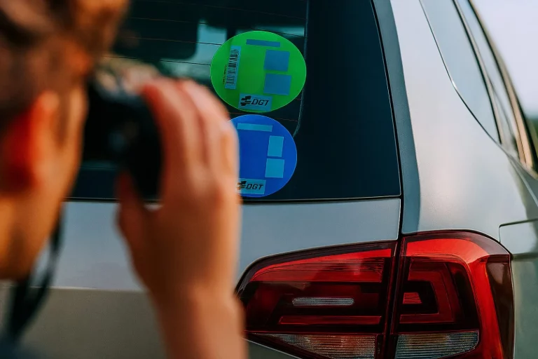 Las etiquetas medioambientales de la DGT en el punto de mira de los ecologistas: ‘Regalan las ECO y las Cero a coches que contaminan’