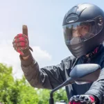 Las motos ya pueden circular por arcenes: obligatorio llevar guantes o multa de 200 euros