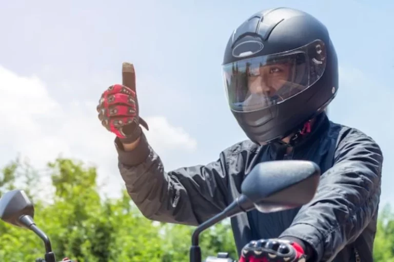 Las motos ya pueden circular por arcenes: obligatorio llevar guantes o multa de 200 euros