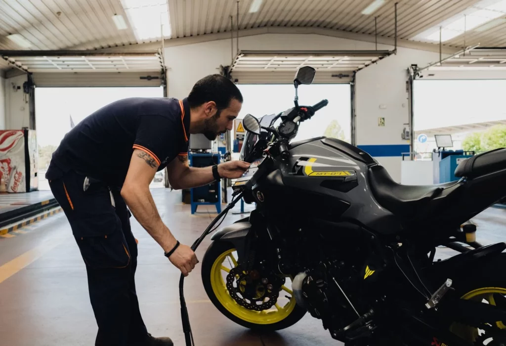 Sara (34), técnico de ITV: ‘Si conduces uno de estos vehículos es muy probable que no superes la ITV. Son los que más defectos graves presentan’ 5 Motor16 ITV MOTO AECA ITV Motor16