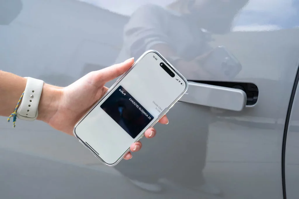 Kia EV4: El eléctrico fabricado en Europa que promete hasta 625 km de autonomía 6 Motor16 2025 Kia EV4. Imagen smartphone.