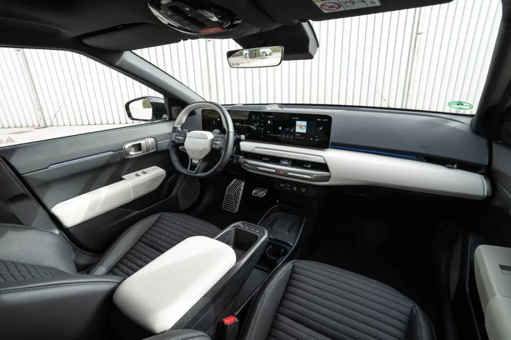 Kia EV4: El eléctrico fabricado en Europa que promete hasta 625 km de autonomía 5 Motor16 2025 Kia EV4. Imagen interior.