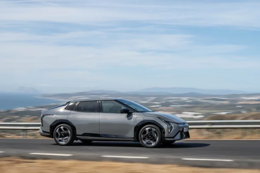 Los seis modelos de Kia que superan la barrera de los 500 km de autonomía 1 Motor16 Kia EV4 Fastback 7 Motor16