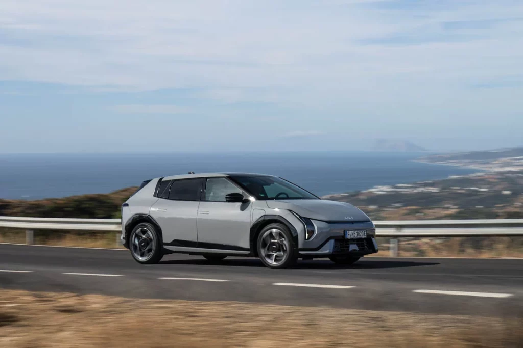 Kia EV4: El eléctrico fabricado en Europa que promete hasta 625 km de autonomía 1 Motor16 2025 Kia EV4. Imagen movimiento.