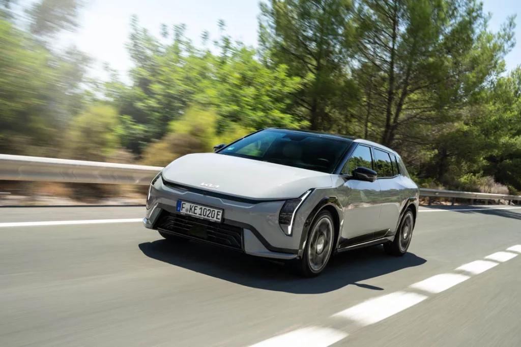 Los sénior lo tienen claro: Este es el medio de transporte que prefieren 1 Motor16 Kia EV4 GT LINE 2 Motor16