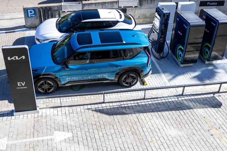 Vandalizan el cargador ultra rápido del concesionario Kia de San Sebastian de los Reyes un año después de su inauguración