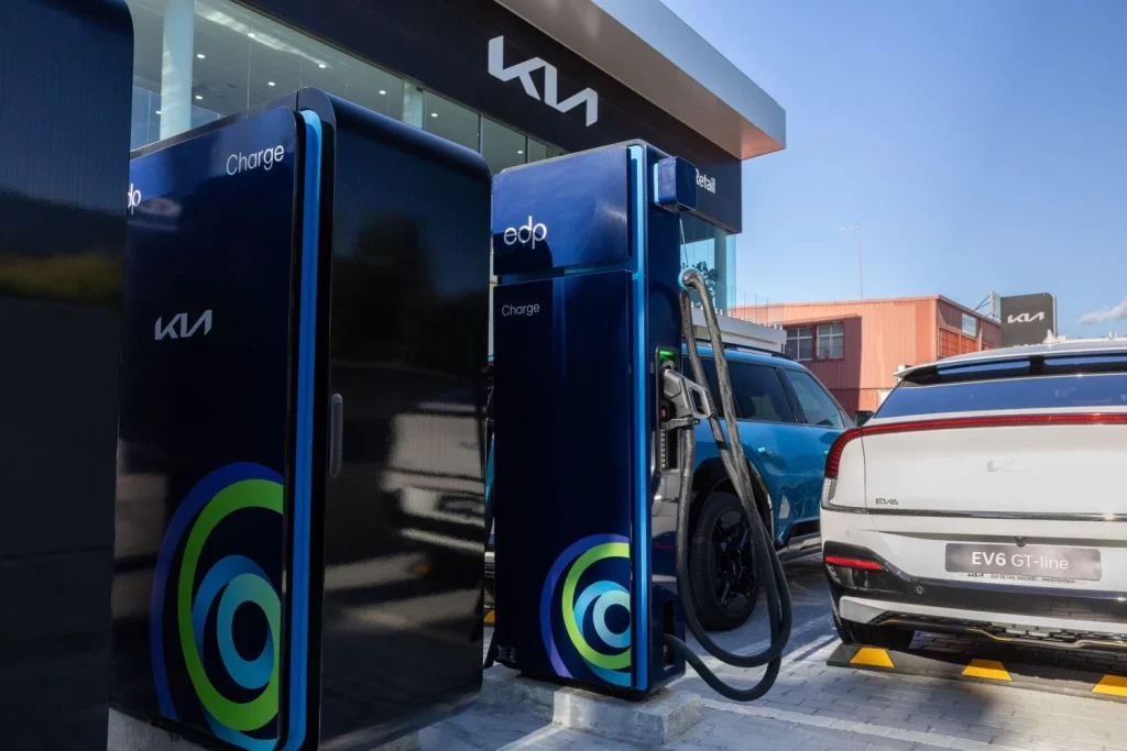 El coche eléctrico cambia de criterio: la carga rápida en 10 minutos pesa más que 1.000 km de autonomía 1 Motor16 kia cargador