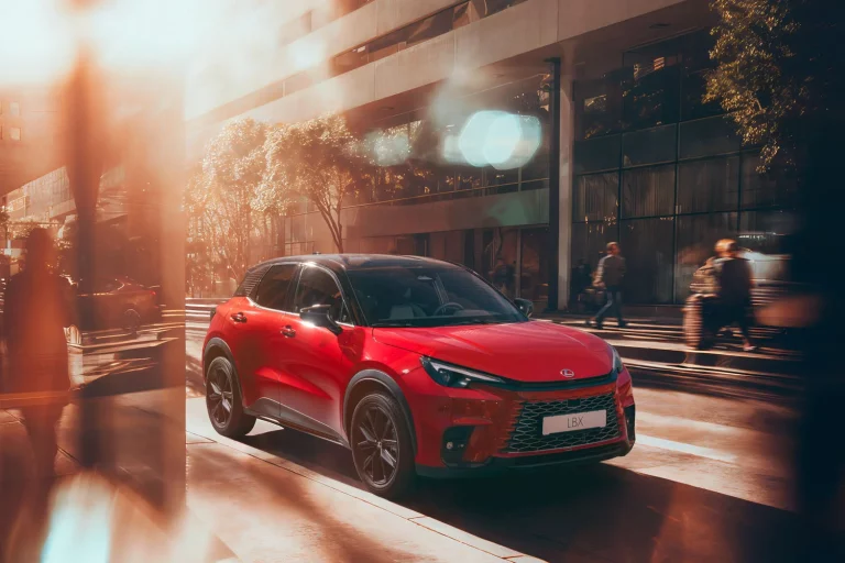 El Lexus LBX no se conforma: estrena la versión Vibrant para ofrecer más diseño y distinción