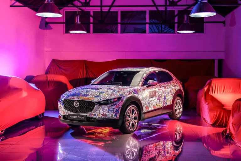 El Mazda CX-30 se convierte en art car en el evento de toma de contacto con el nuevo Mazda6e