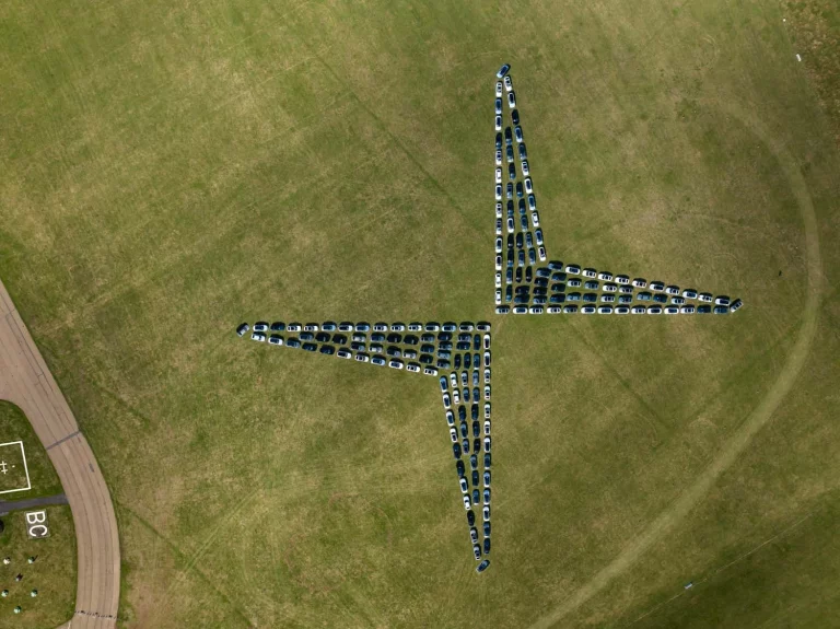 Así creó Polestar el logo más grande del mundo: 180 coches eléctricos y 170 metros de ancho
