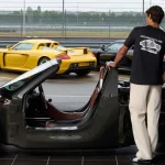 Así es la exclusiva colección de ropa, calzado y accesorios con la que Porsche celebra el 25 aniversario del Carrera GT