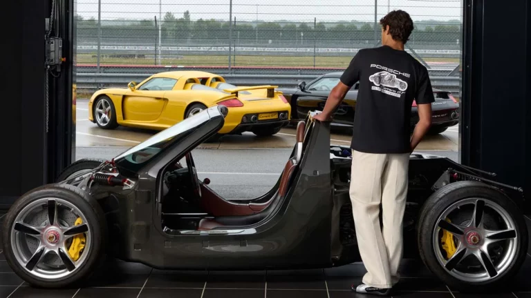 Así es la exclusiva colección de ropa, calzado y accesorios con la que Porsche celebra el 25 aniversario del Carrera GT