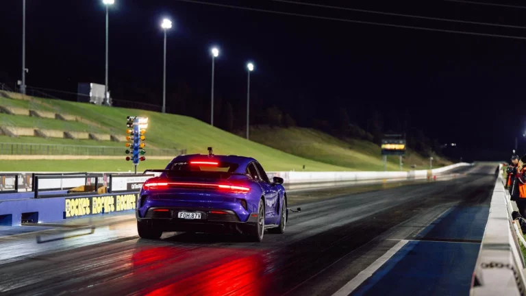 El Porsche Taycan Turbo GT bate otro récord de velocidad, de noche y sin paracaídas