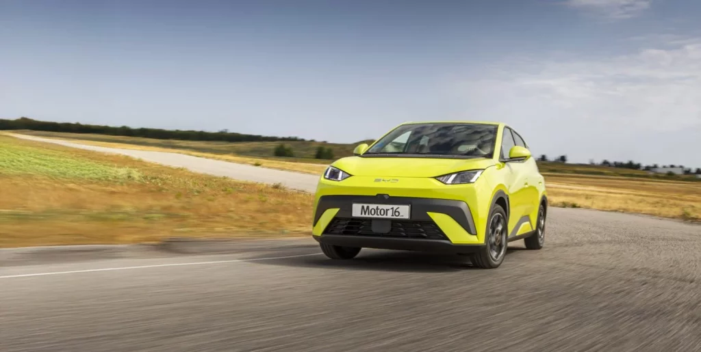 Los doce finalistas del premio Coche del Año ABC 2026: una batalla entre innovación eléctrica y versatilidad 1 Motor16 2025 BYD Dolphin Surf Comfort. Prueba. Imagen portada.