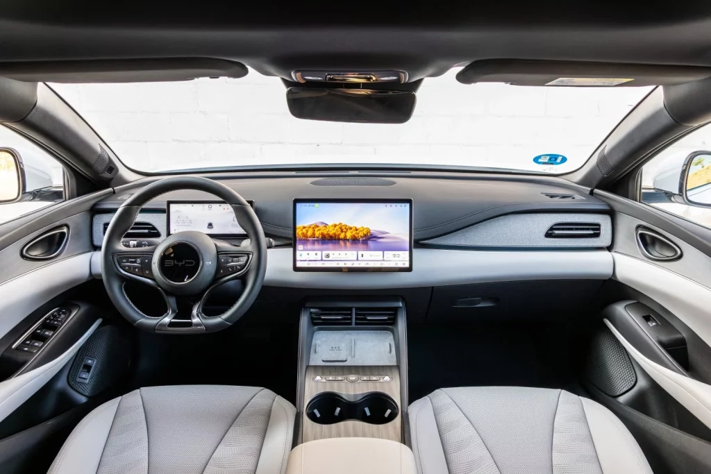 10 puntos para elegir un BYD SEAL 6 DM-i y no un SUV: La autonomía es uno de ellos 4 Motor16 SEAL 6 DM i Interior 1 Motor16