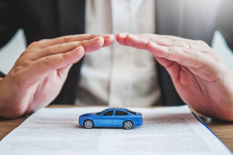 Subida del seguro del coche sin avisar: cómo reclamar si no te informaron a tiempo