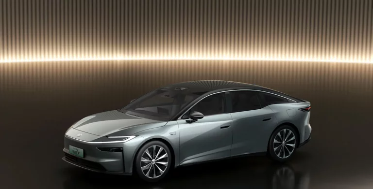 Toyota bZ7, el sedán eléctrico japonés con tecnología de Xiaomi y Huawei