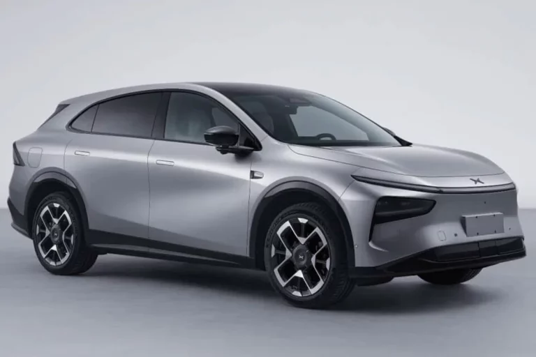 Se muestra el Xpeng G7 EREV, híbrido con 325 kilómetros de autonomía eléctrica