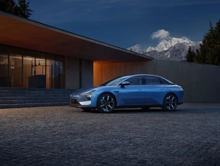 Xpeng redoblará su ofensiva europea con el Mona M03: a mitad de precio que el Tesla Model 3