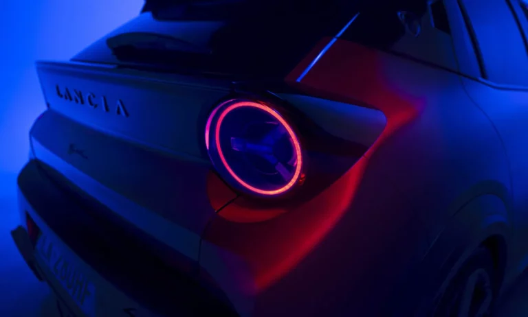 Lancia Ypsilon: tradición, diseño y deportividad en clave electrificada