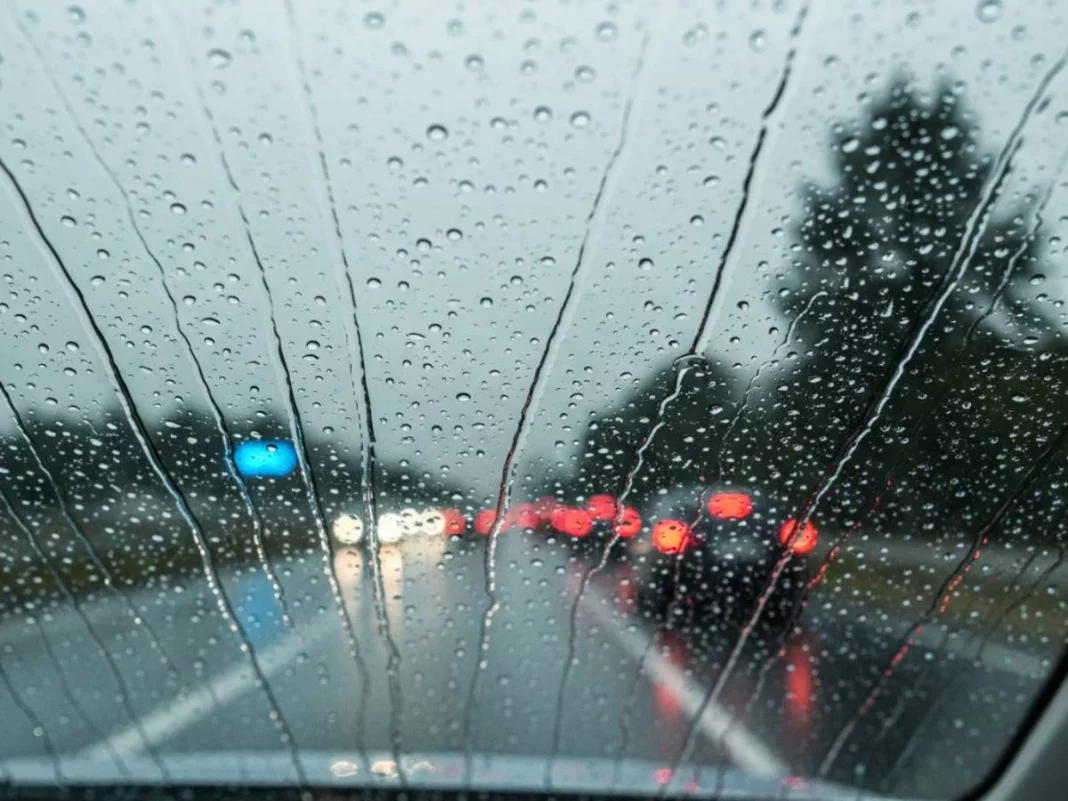 Cristales de coche con lluvia en autovía