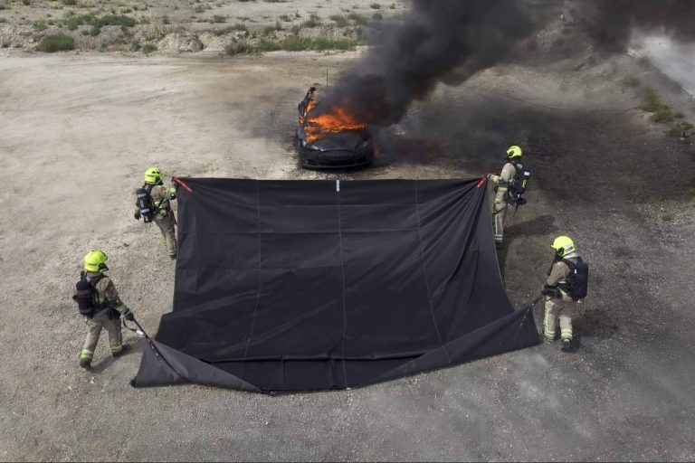 Texfire ensaya la eficacia de sus mantas ignífugas en un incendio de coche eléctrico