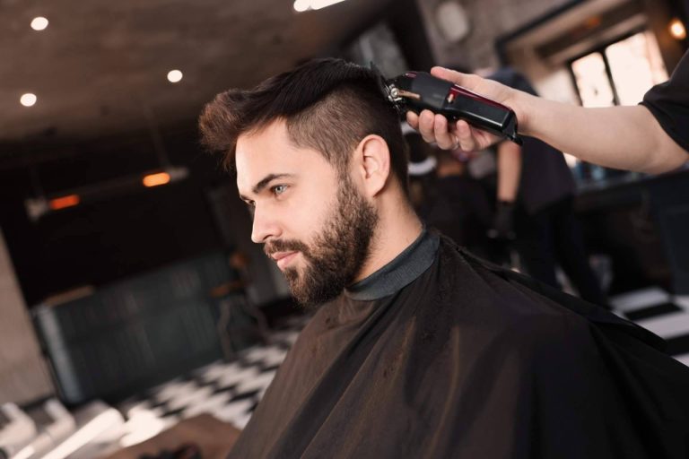 His Barbería impulsa la vuelta a la rutina con cortes de cabello masculinos de precisión en Madrid