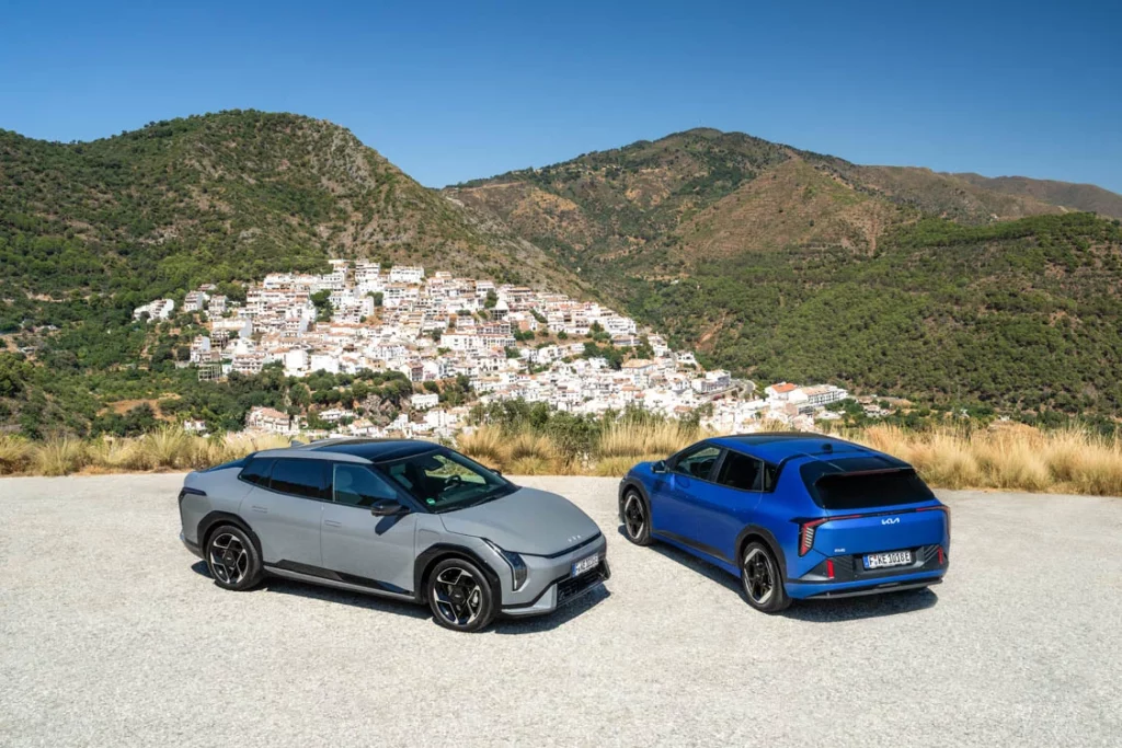 Kia EV4: El eléctrico fabricado en Europa que promete hasta 625 km de autonomía 2 Motor16 kia ev4 packshot hatchback fastback highres 001 Motor16