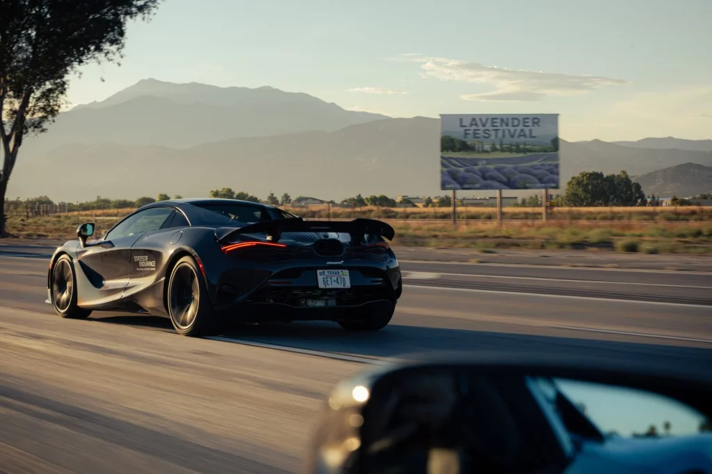 McLaren celebra un aniversario muy especial atravesando EE. UU.