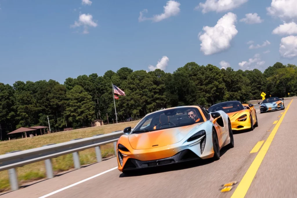 McLaren celebra un aniversario muy especial atravesando EE. UU.