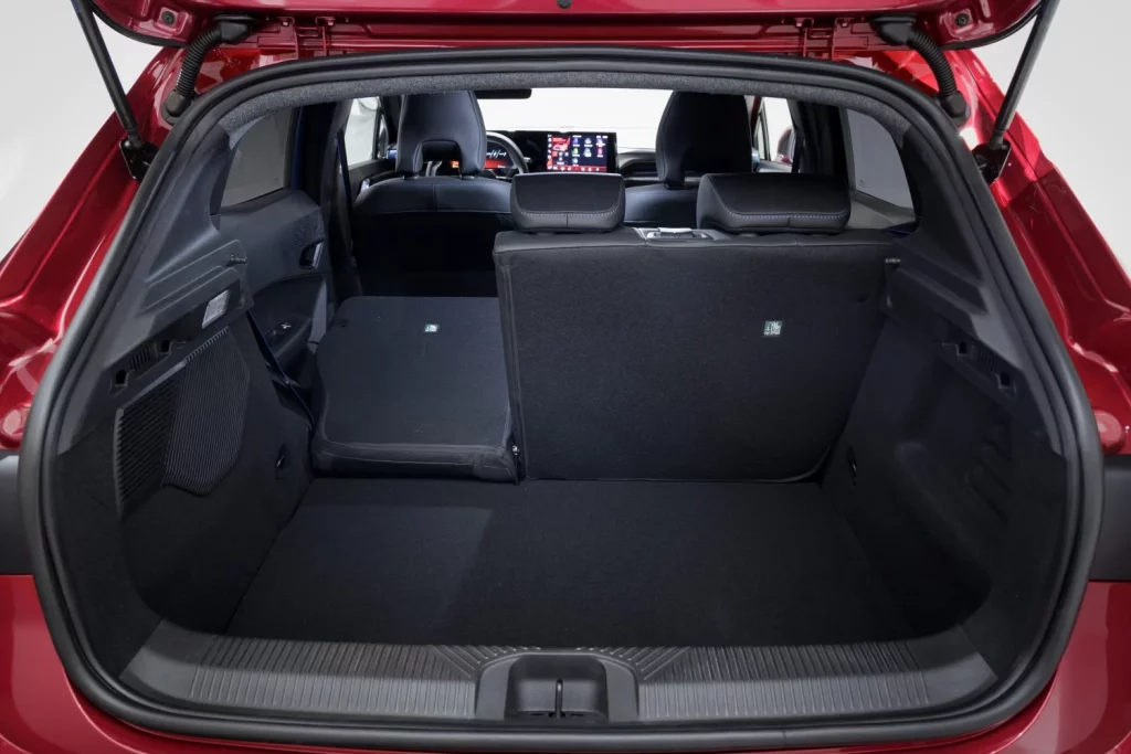 El nuevo Renault Clio -con el híbrido como estrella- ya tiene precios 14 Motor16 La sexta generación del Renault Clio crece en tamaño y ofrece 1.000 km de autonomía