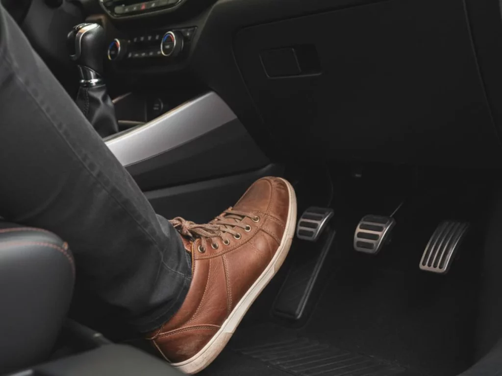 Arrancar pisando el embrague