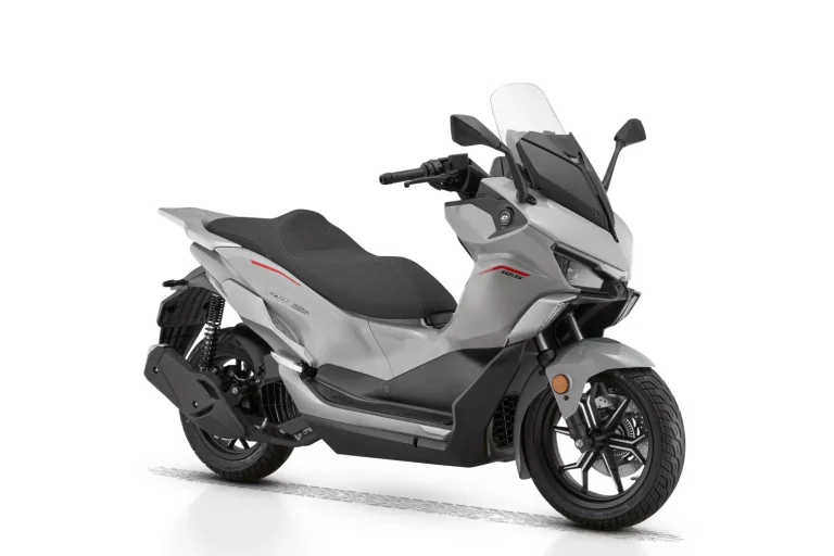 QJ MOTOR FORT 125N: El scooter GT que rebosa tecnología tiene un precio de risa