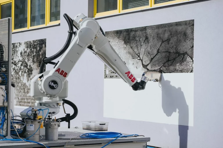 Un robot de ABB deja la línea de montaje de Škoda para pintar murales