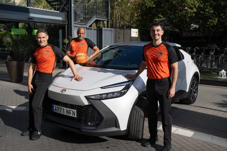 Toyota refuerza su compromiso con la acb: coches eco también para los árbitros