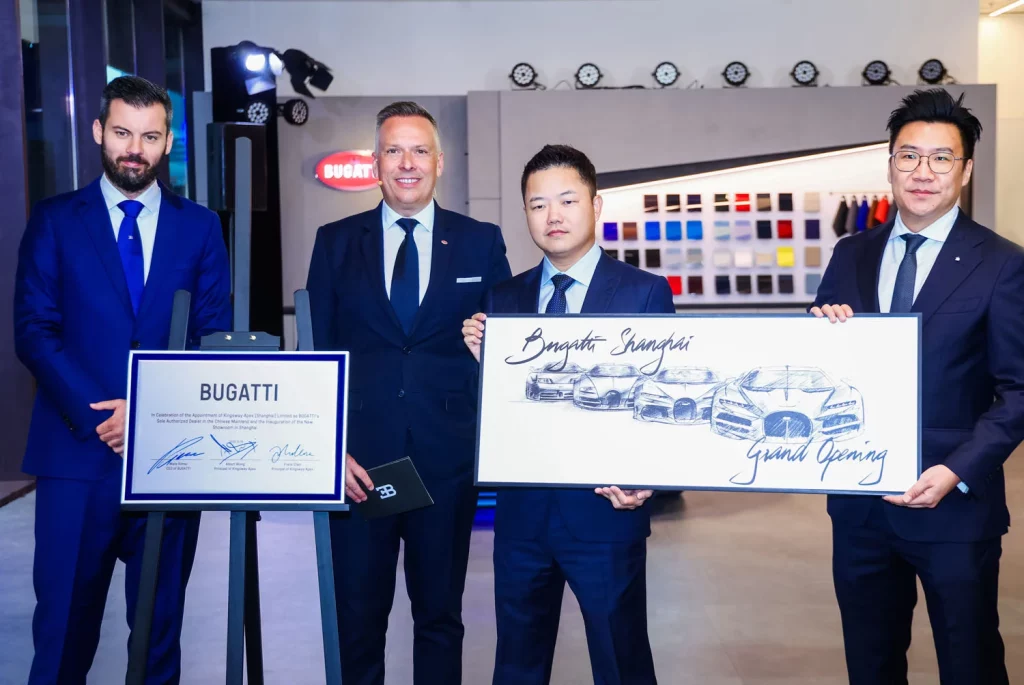 Bugatti desembarca en China: Shanghai acoge el primer showroom exclusivo de la marca 3 Motor16 03 2510 BUGATTI Divo Shanghai 1 Motor16