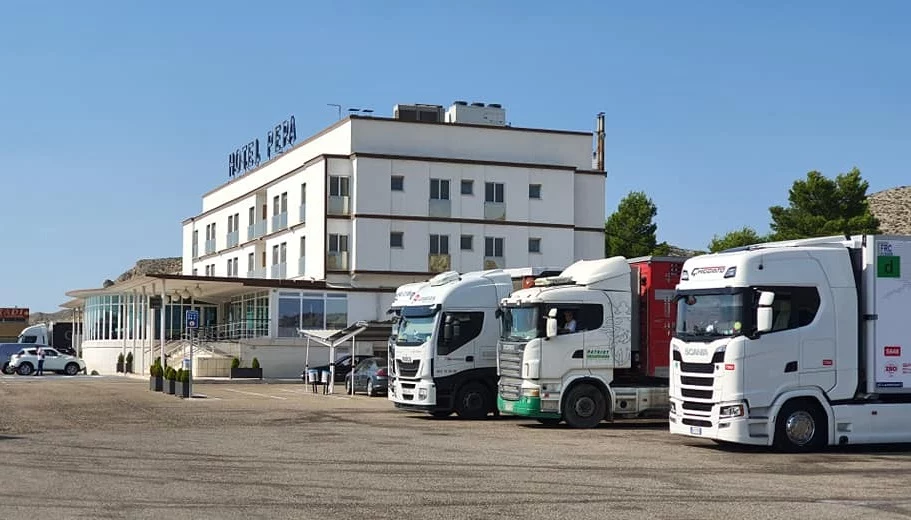 Mariano (39), camionero: "Mis 299 compañeros y yo hemos elegido los tres mejores restaurantes de carretera de toda España" 1 Motor16 restaurantes de carretera camioneros