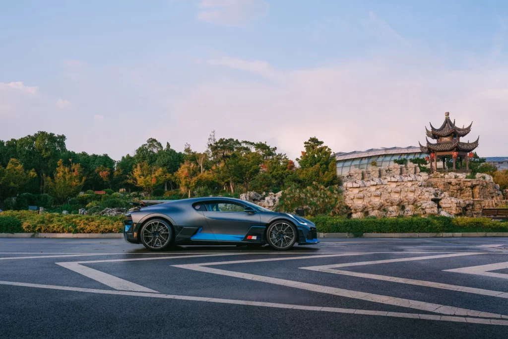 Bugatti desembarca en China: Shanghai acoge el primer showroom exclusivo de la marca 18 Motor16 14 2510 BUGATTI Divo Shanghai Motor16