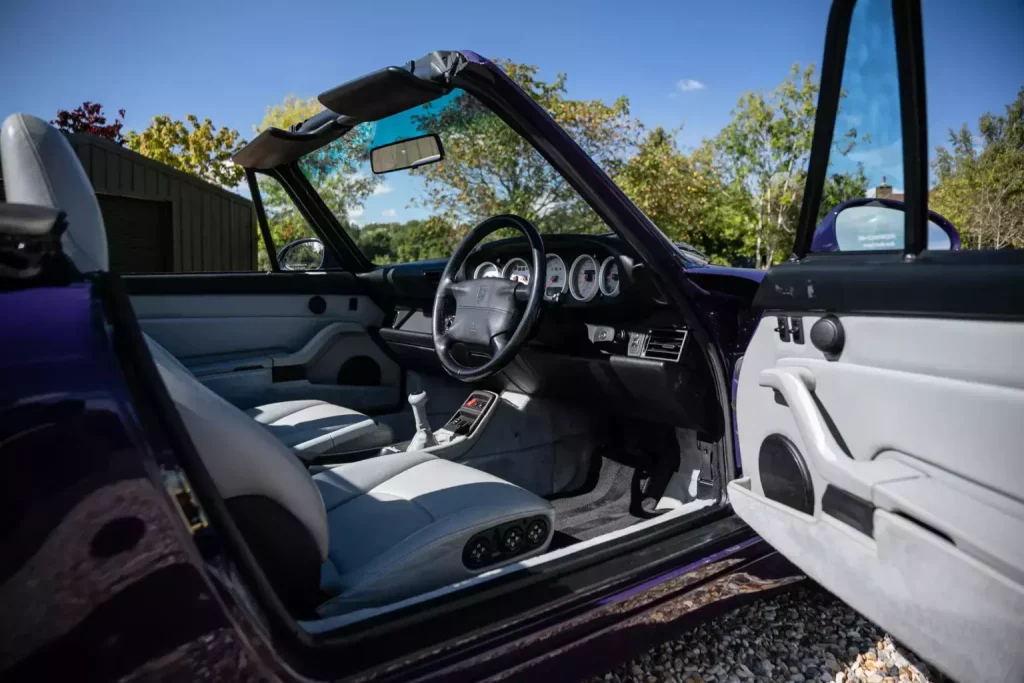 Este Porsche 911 jamás debió haber existido. Y por eso costará una fortuna 2 Motor16 1995 Porsche 911 Turbo Cabriolet. 993. Imagen interior.