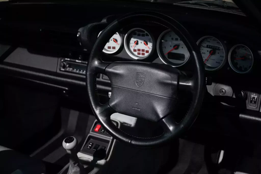 Este Porsche 911 jamás debió haber existido. Y por eso costará una fortuna 19 Motor16 1995 Porsche 911 Turbo Cabriolet 993 12 Motor16